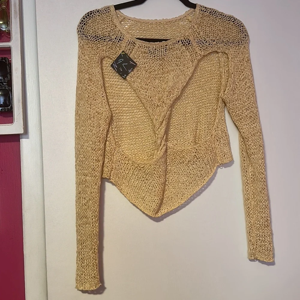 Long-sleeve Backless crop-top - Picture 2 of 4